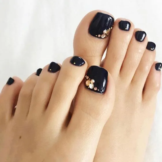 Take Your Pedicure to the Next Level: Rock Daring Pink Floral Toe Nail Designs